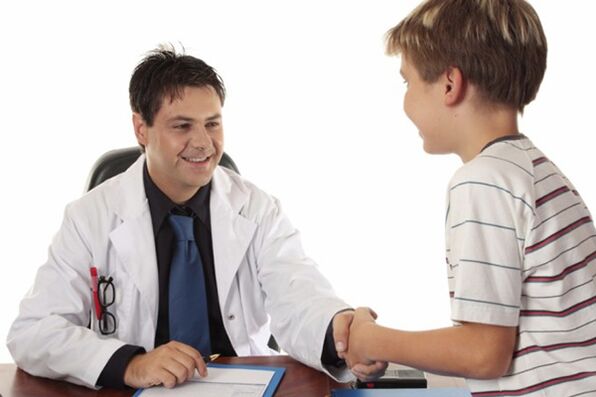 el médico prescribe vitaminas para que el adolescente crezca el pene
