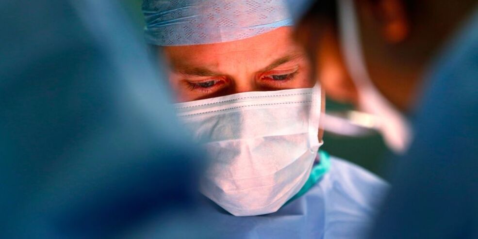 el cirujano realiza una operación para agrandar el pene