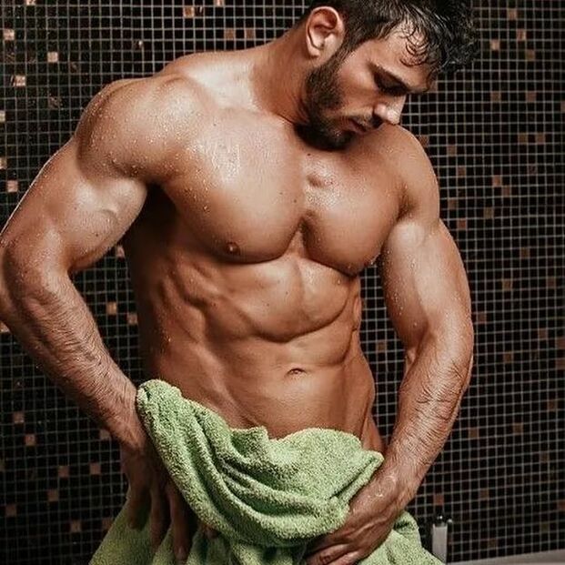 El hombre tomó una ducha antes de los ejercicios de agrandamiento del pene. 