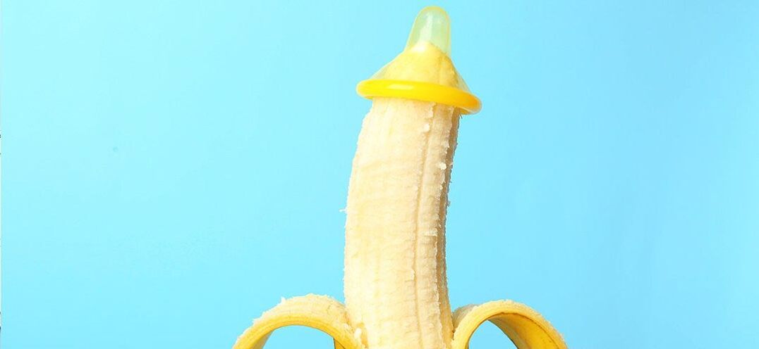 plátano en un condón como una imitación del alargamiento del pene sin cirugía