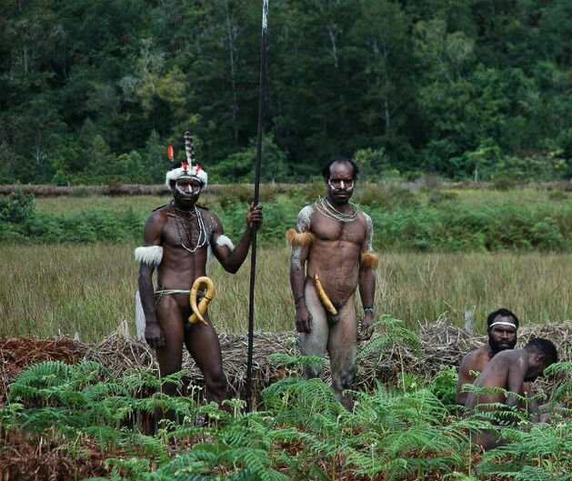 aborígenes con miembros agrandados