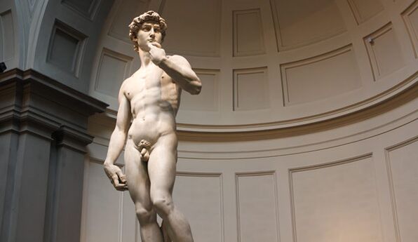La escultura desnuda simboliza el agrandamiento del pene.