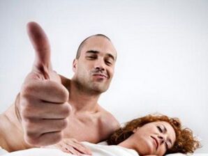 mujer con un hombre que agrandó su pene usando remedios caseros